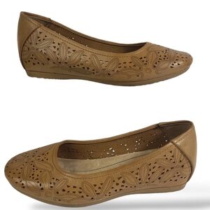 BareTraps Mariah SZ 6.5M Flats Laser Cut Memory Foam Comfort Tan Vegan